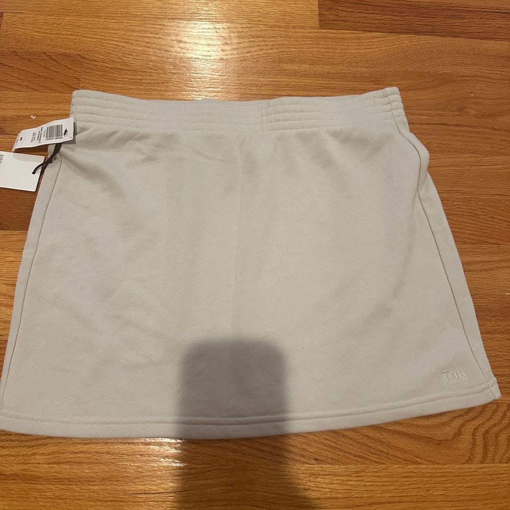 Aritzia TNA AiryAF grey skirt size M brand new